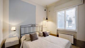 1 habitación, tabla de planchar con plancha, wifi gratis y ropa de cama