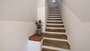 A staircase with wooden steps and a small window at the top. - Ca di Perti Apartment 3 with Mountain View (Finale Ligure)