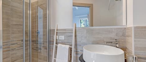Douche, sèche-cheveux, serviettes fournies