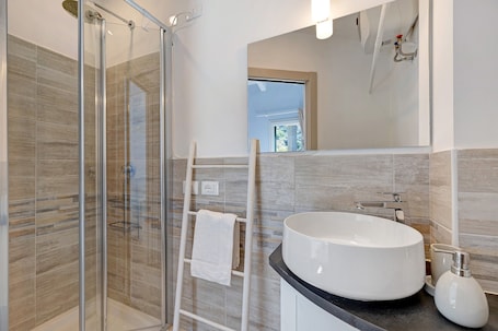 Shower, hair dryer, towels. Ca di Perti Apartment 3 with Mountain View