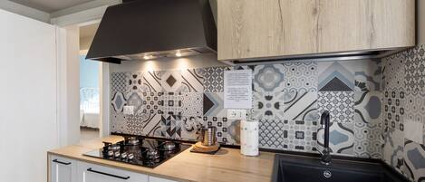 Kjøleskap, mikrobølgeovn, kokeplater og oppvaskmaskin