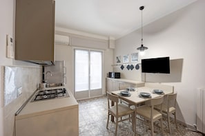Fridge, microwave, stovetop, dishwasher - 'Victoria Apartments Maiolica' with Balcony, A/C & Wi-Fi (Diano Marina)