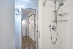 Dusche, Haartrockner, Handtücher