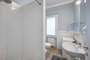 Suihku, hiustenkuivaaja, pyyhkeet