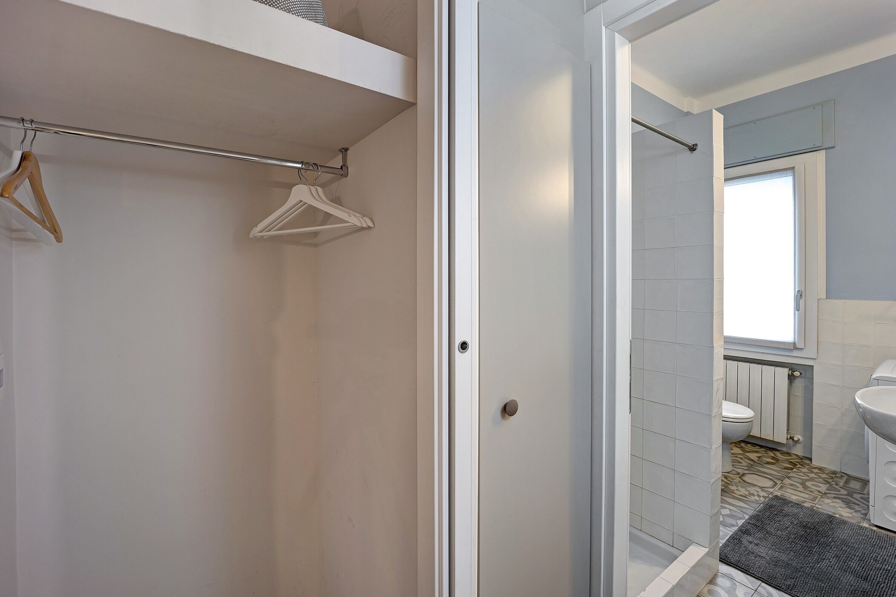 Une salle de bain avec douche, toilettes et lavabo.