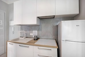 冷蔵庫、コンロ、食器洗い機、調理器具と食器