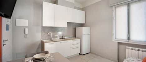 Kühlschrank, Herdplatte, Geschirrspüler, Kochgeschirr/Geschirr/Besteck