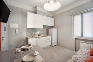 Jääkaappi, liesi, astianpesukone, keittoastiat/astiat/ruokailuvälineet