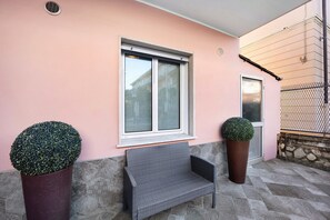 Terrace/patio - 'Victoria Apartments Bleu' with Balcony, A/C & Wi-Fi (Diano Marina)