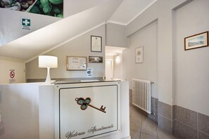 Lobby - 'Victoria Apartments Bleu' with Balcony, A/C & Wi-Fi (Diano Marina)