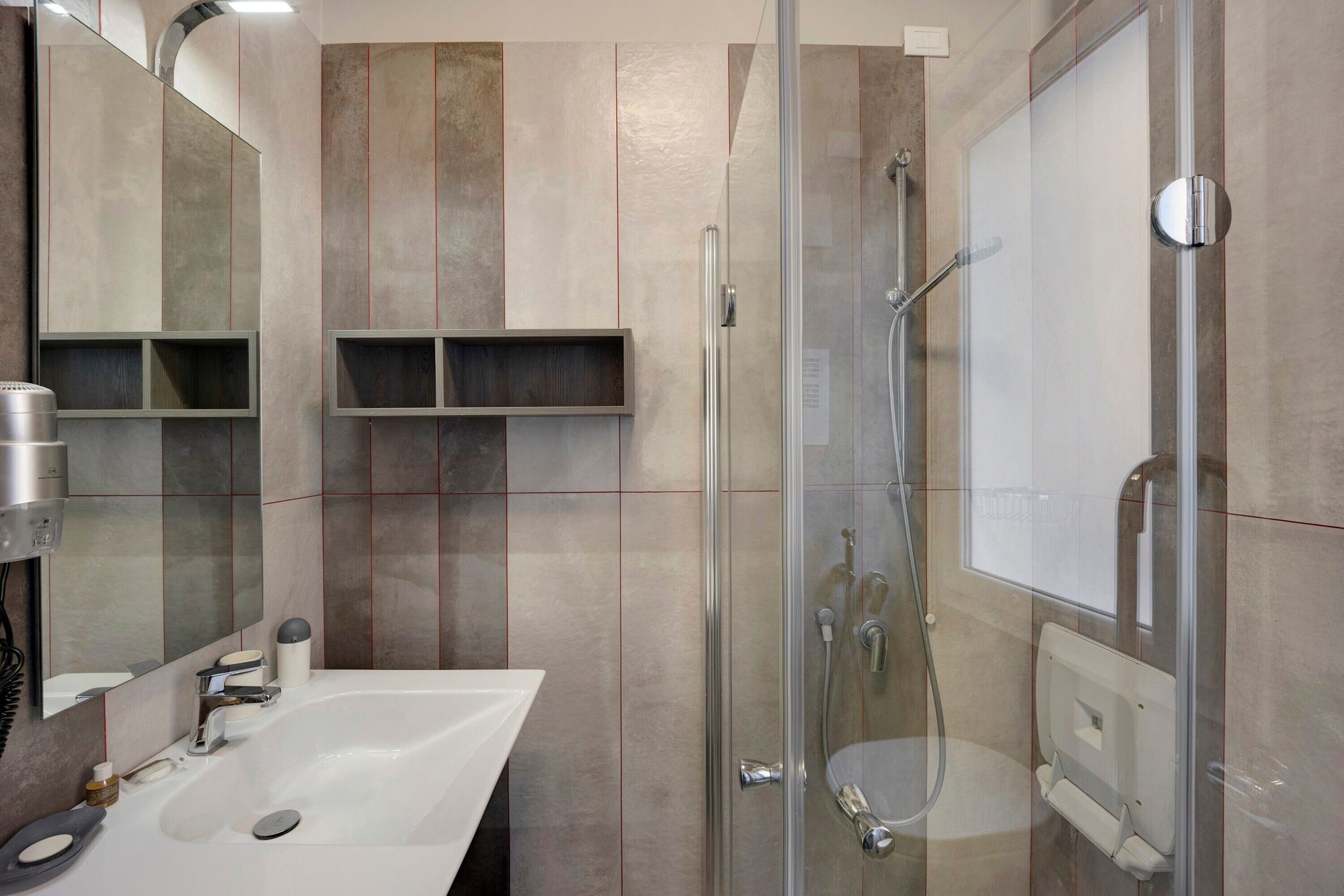 Dusche, kostenlose Toilettenartikel, Haartrockner, Handtücher