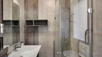 Dusche, kostenlose Toilettenartikel, Haartrockner, Handtücher