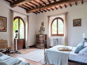 6 bedrooms, iron/ironing board, WiFi - Villa in Umbria with Private Pool and Valley Views (San Giovanni del Pantano (PG))
