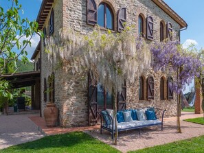 Terrace/patio - Villa in Umbria with Private Pool and Valley Views (San Giovanni del Pantano (PG))