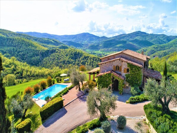 Exterior - Villa in Umbria with Private Pool and Valley Views (San Giovanni del Pantano (PG))
