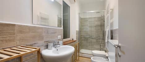 Shower, hair dryer, towels