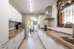 Een koelkast, een magnetron, een oven, een kookplaat