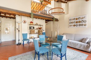 Dining - Holiday Apartment "La terrazza di Sofia", centrally located with open terrace and Wi-Fi (Lucca)