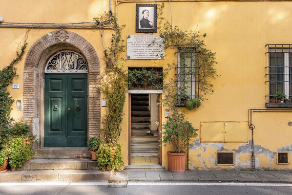 Exterior detail - Holiday Apartment "La terrazza di Sofia", centrally located with open terrace and Wi-Fi (Lucca)