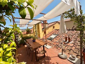 Outdoor dining - Holiday Apartment "La terrazza di Sofia", centrally located with open terrace and Wi-Fi (Lucca)