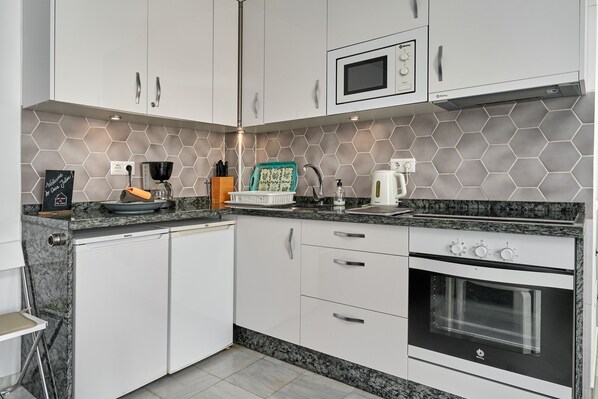 Réfrigérateur, micro-ondes, four, plaque de cuisson