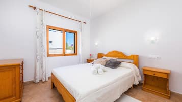 3 slaapkamers, een strijkplank/strijkijzer, gratis wifi, beddengoed