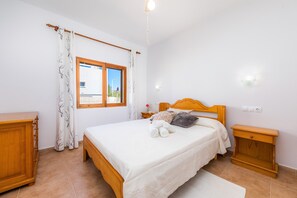 3 bedrooms, iron/ironing board, free WiFi, bed sheets - Villa "Casa Voramar Son Serra Beach" with Sea View, Garden & Wi-Fi (Son Serra de Marina)