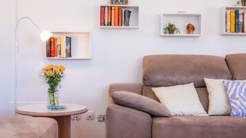 TV, caminetto, lettore DVD, impianto stereo