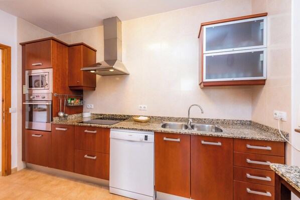 Frigorífico, microondas, horno y placa de cocina