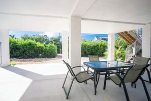 Outdoor dining - Snorkel Shack on Sombrero 4 bedrooms 3 baths with pool and 100 Ft of Dockage (Marathon)