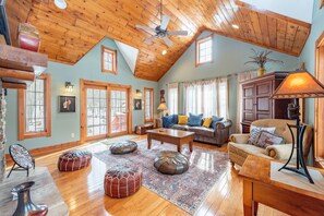 Smart TV, chimenea y futbolito 