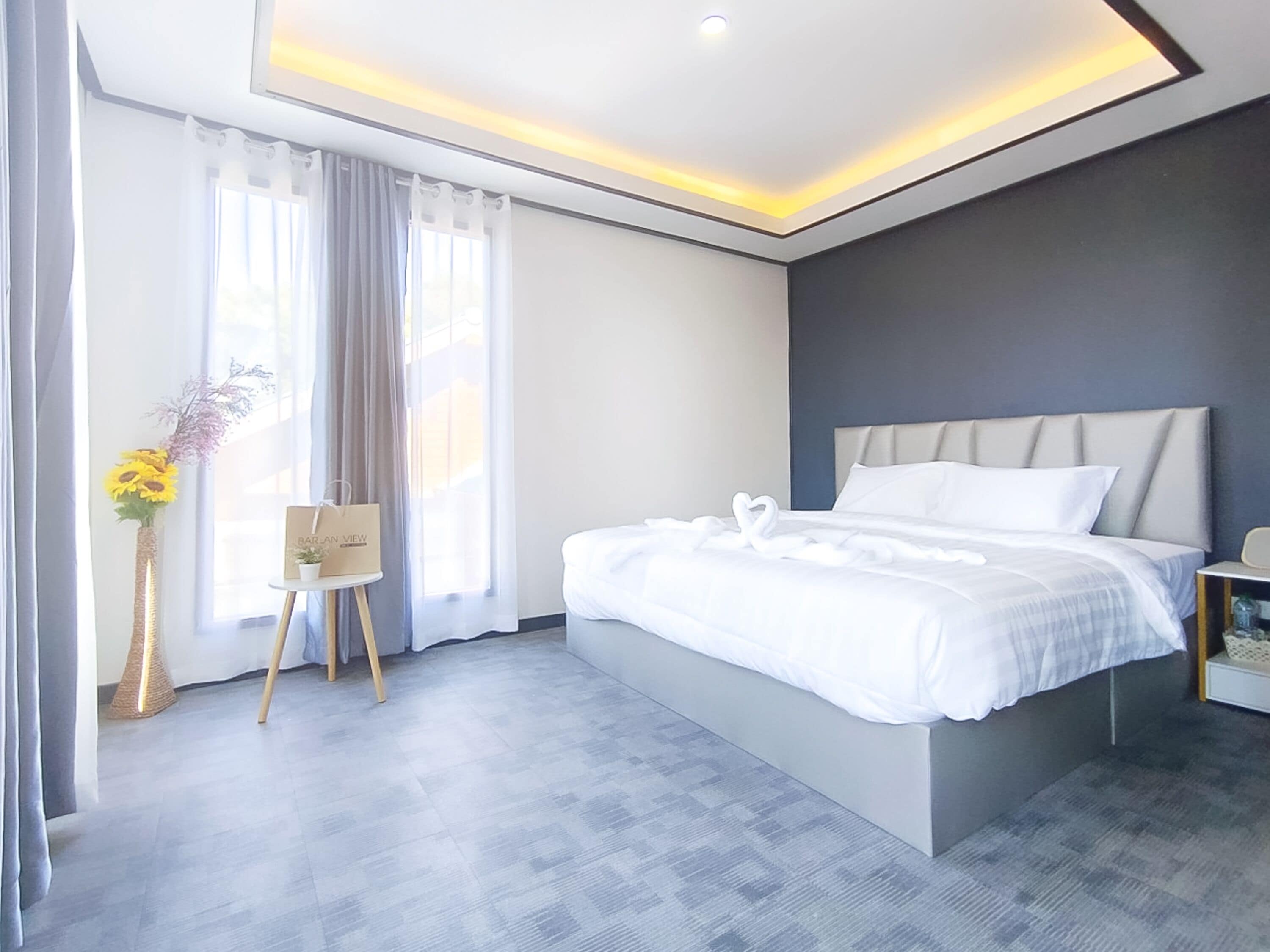 Deluxe with Mountain Room | 高級寝具、デスク、WiFi (無料)、ベッドシーツ