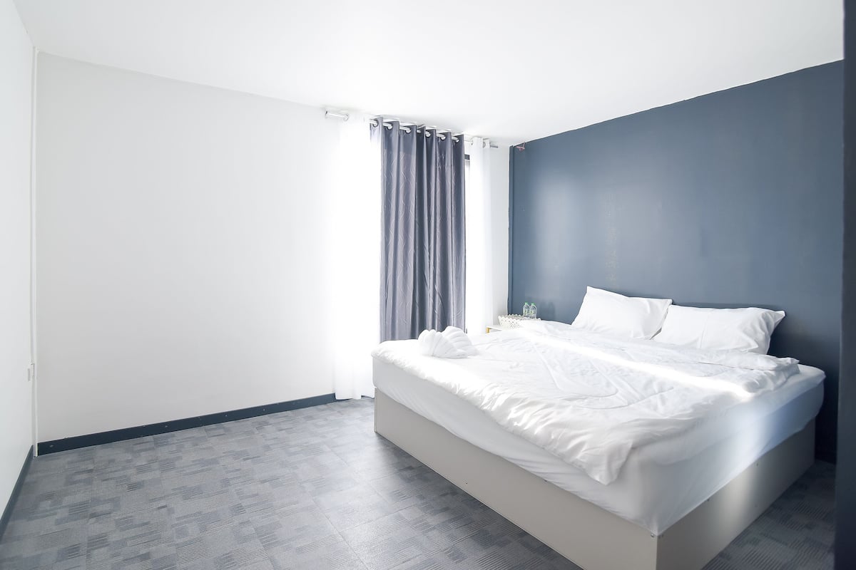 Ropa de cama de alta calidad, escritorio, wifi gratis y ropa de cama