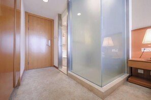 A hotel corridor with a wooden door, a glass partition, and a desk with a lamp. - Chongqing Shengshi Jia hua Hotel (Jiangjin Shuangfu Branch) (Chongqing)