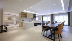 Een modern interieur met een eetgedeelte, keuken en woonruimte.