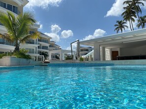 Una piscina al aire libre