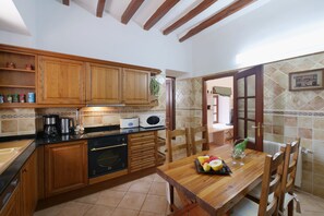 Réfrigérateur, micro-ondes, plaque de cuisson, lave-vaisselle