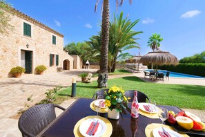 Outdoor dining - Holiday Home Corso de Shorta for 6 people, beautiful garden with private pool (Felanitx)