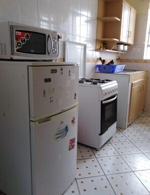 Kühlschrank, Mikrowelle, Ofen, Wasserkocher