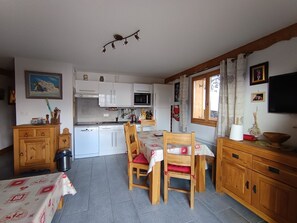 Jääkaappi, mikroaaltouuni, uuni, astianpesukone