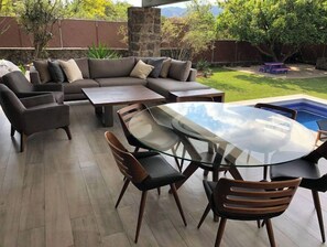 تناول الطعام بالخارج