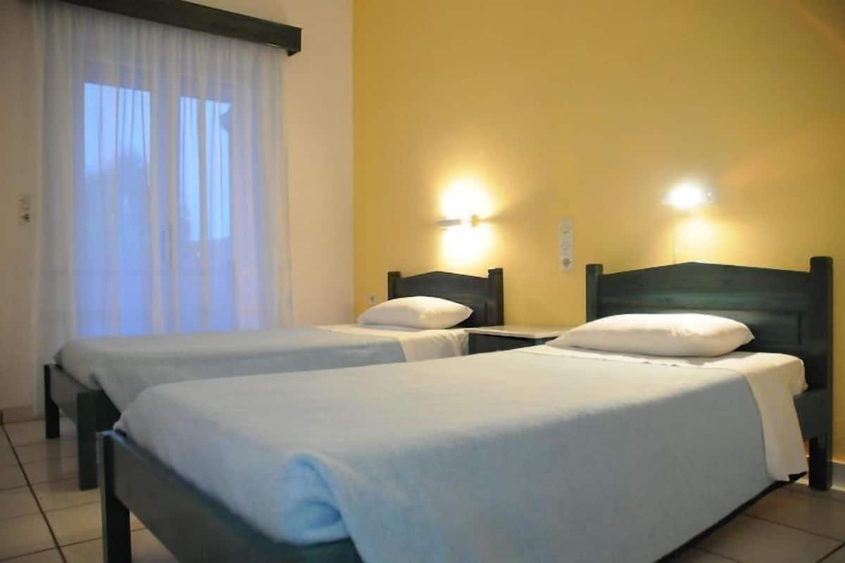 In-room safe, free WiFi, bed sheets