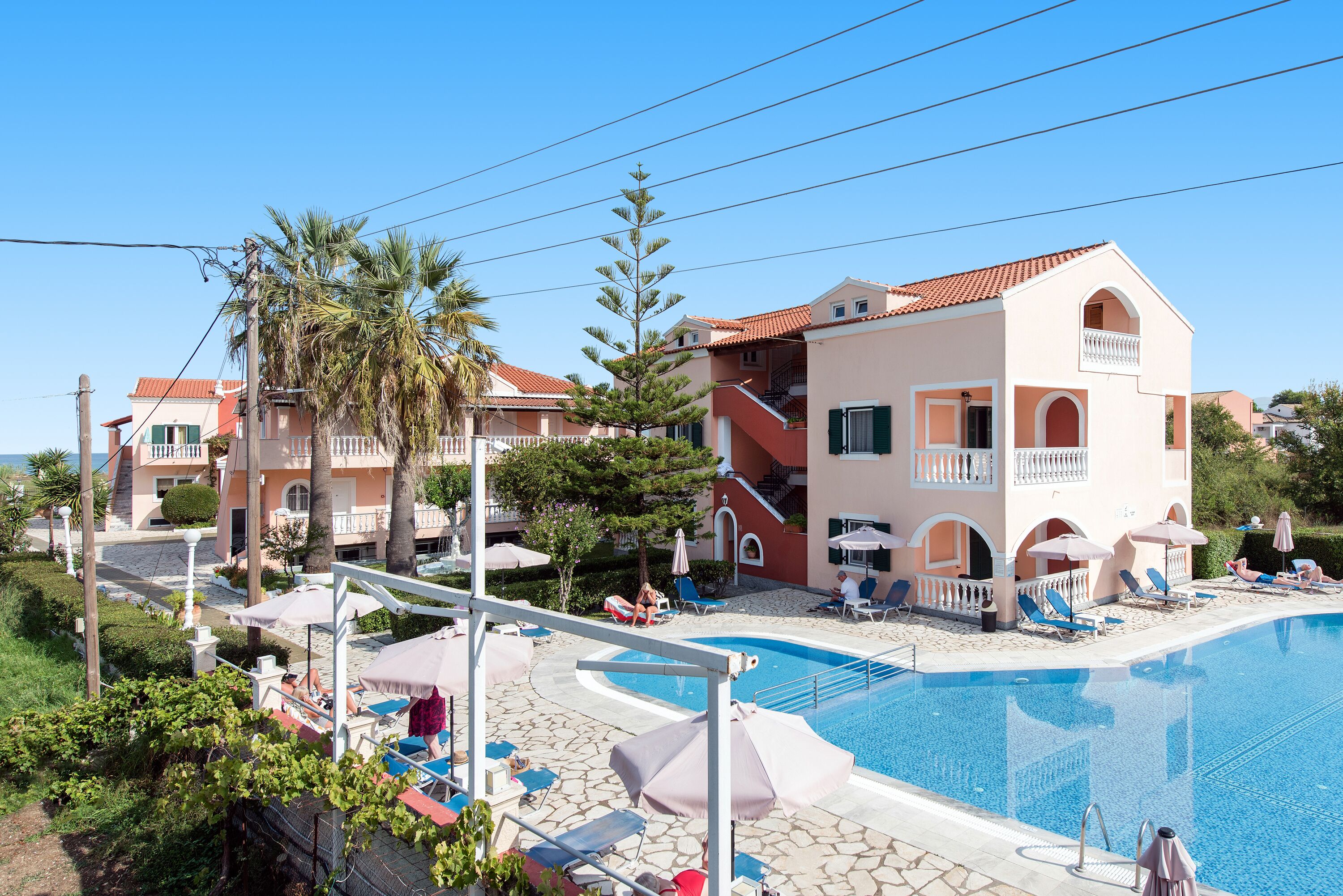 Una piscina al aire libre de temporada