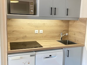 A compact kitchen with a microwave, sink, and dishwasher. - 2-room apartment, ski-in/ski-out, 5 persons, Avoriaz (Avoriaz)