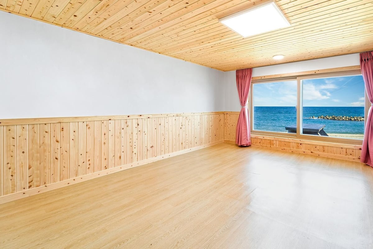 Basic Room, 1 Bedroom (112 (Ocean View)) | 1 bedroom, free WiFi