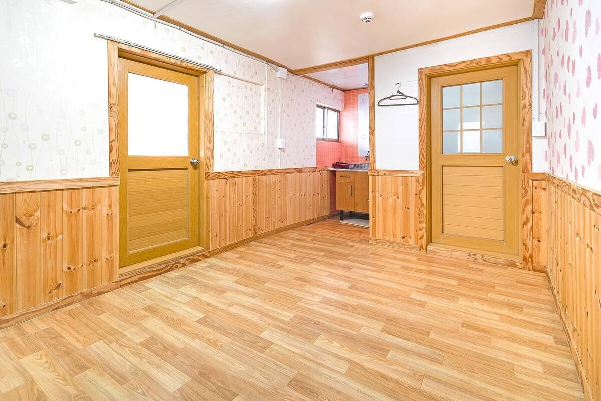 Ein Flur mit Holzvertäfelung und einem Fischgrätparkett.