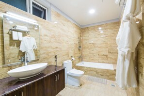 Suite | Salle de bain | Articles de toilette (gratuits), séchoir à cheveux, pantoufles