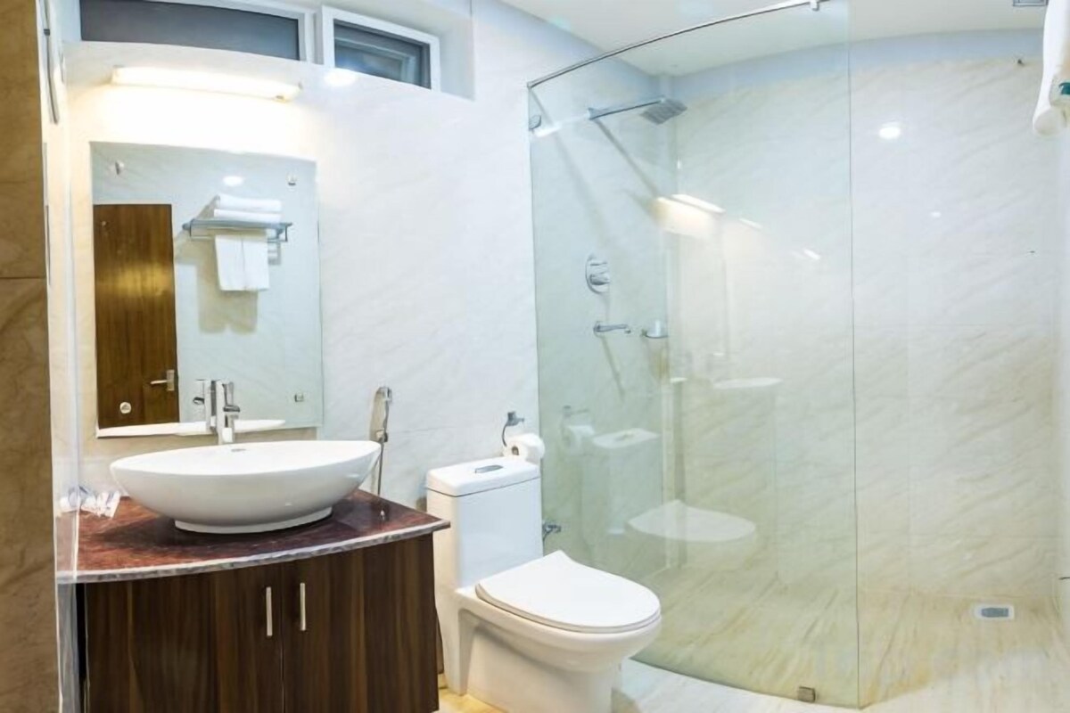 Badkamer | Gratis toiletartikelen, een haardroger, pantoffels, handdoeken