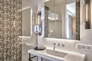 Rainfall showerhead, eco-friendly toiletries, hair dryer, towels - Hotel Vincci Molviedro (Seville)