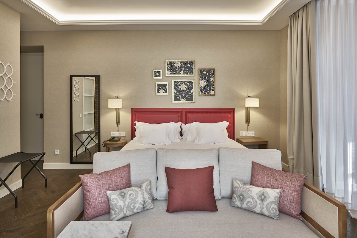 Premium bedding, down comforters, minibar, in-room safe